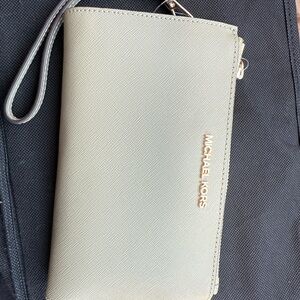 Michael Kors Jet Set Travel Double Zip Wristlet – NWT